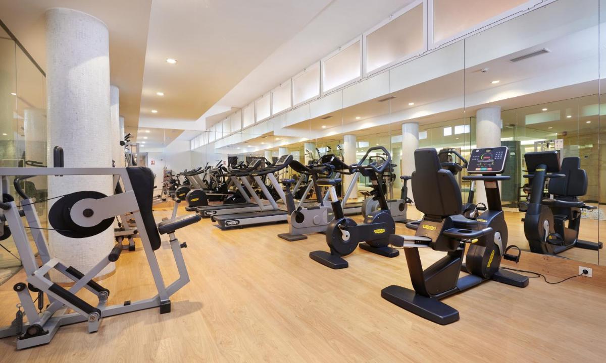 Un gimnasio con un montón de máquinas de correr y cardio. en Grupotel Santa Eulària & Spa - Adults Only, en Santa Eulària des Riu