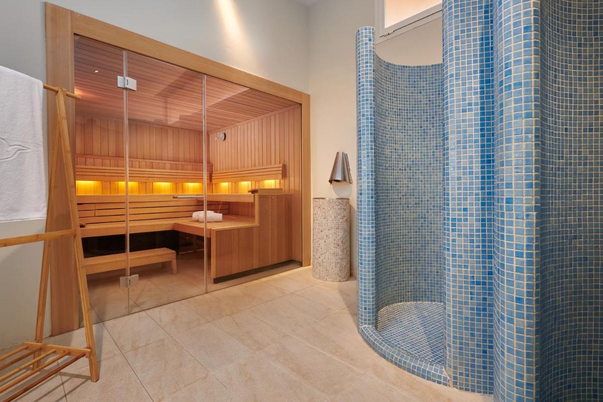 y baño con ducha y cortina de ducha. en Grupotel Santa Eulària & Spa - Adults Only, en Santa Eulària des Riu