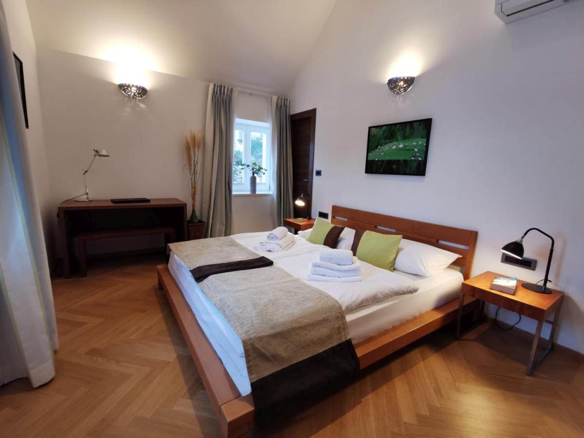 EST Villa DIOCLETIAN on Solta - luxurious villa, beachfront, private pool, outdoor BBQ, large terrace and garden, free parking - Wonderful privacy - Housity