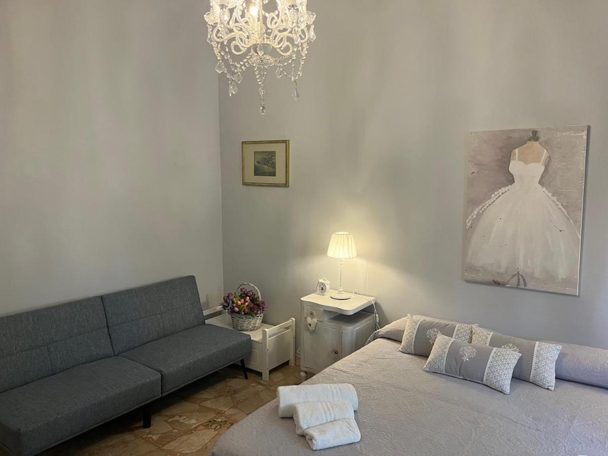 MISS POLLY Suite - Housity