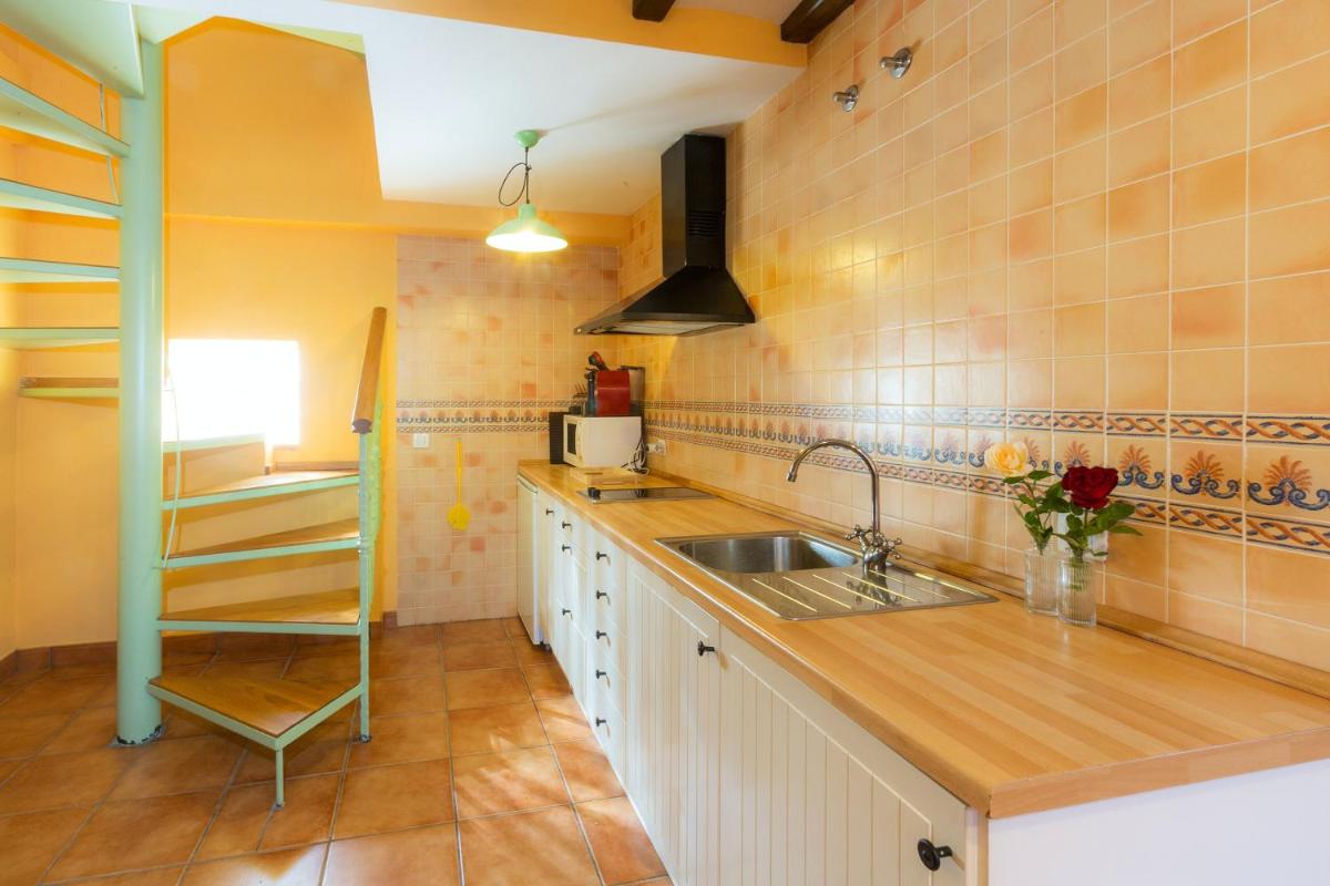 Charming House in Fresneda de la Sierra Tirón with Garden. - Housity
