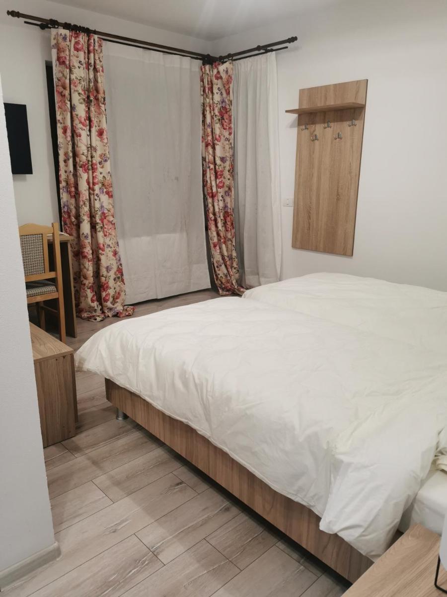 Pensiunea La Nenea Iancu - Housity