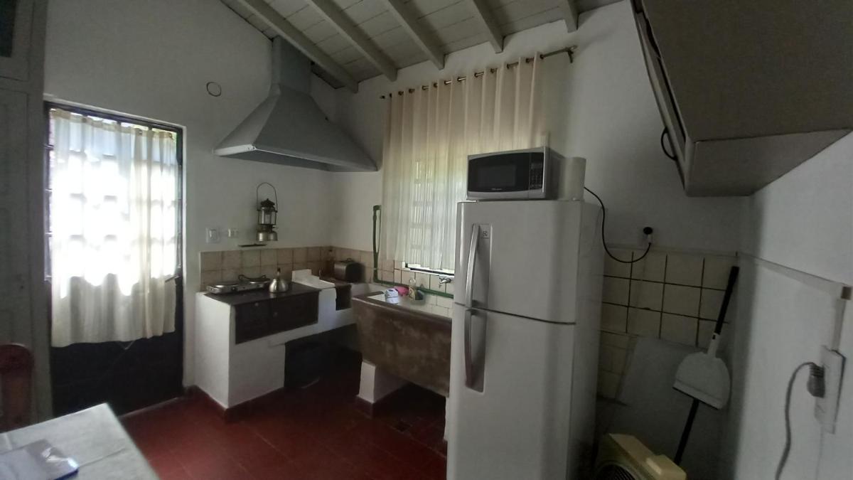 Casa de Huéspedes Muñiz sobre parque de 1000m2, 1 dormitorio, 20m2 cubiertos, baño con ducha, pileta cilíndrica de 3x076 - Housity