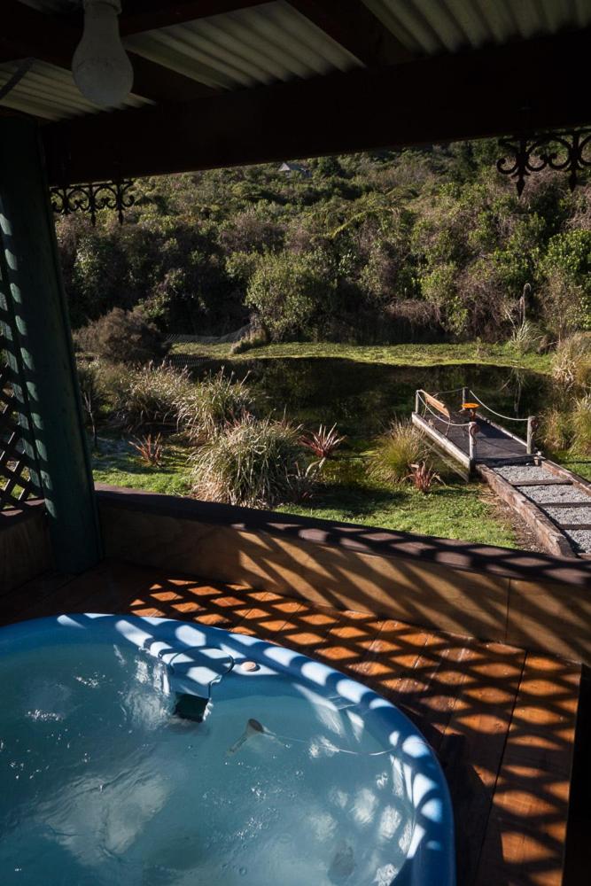 Kiwi Cabin and Homestay at Koru with hot tub - Housity