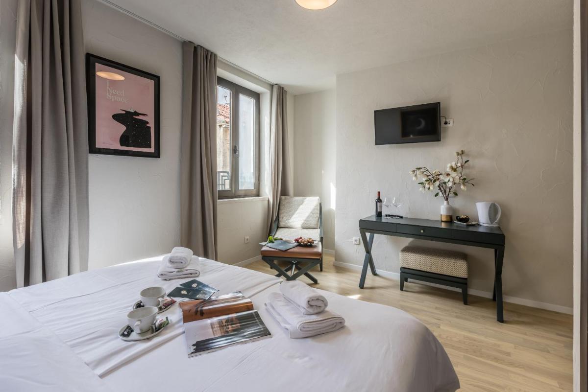 Leonis Restaurant & Rooms - Housity