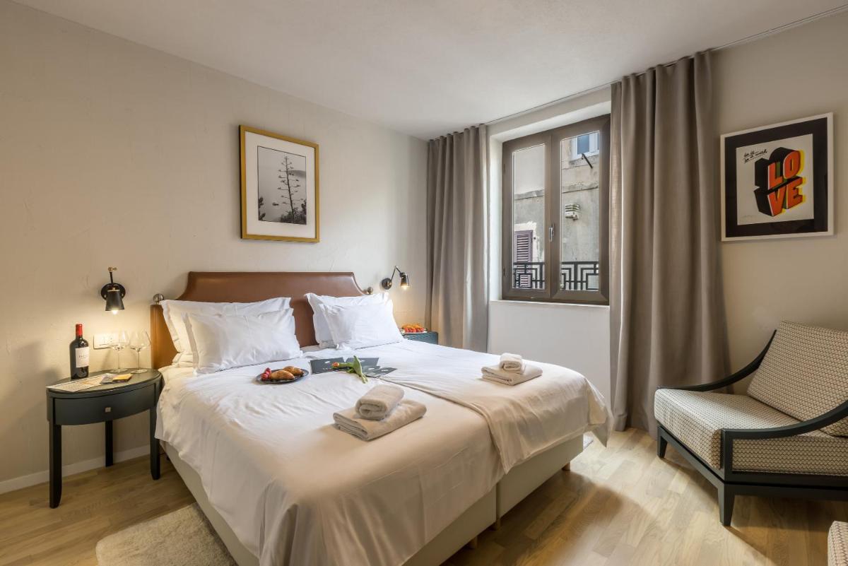 Leonis Restaurant & Rooms - Housity
