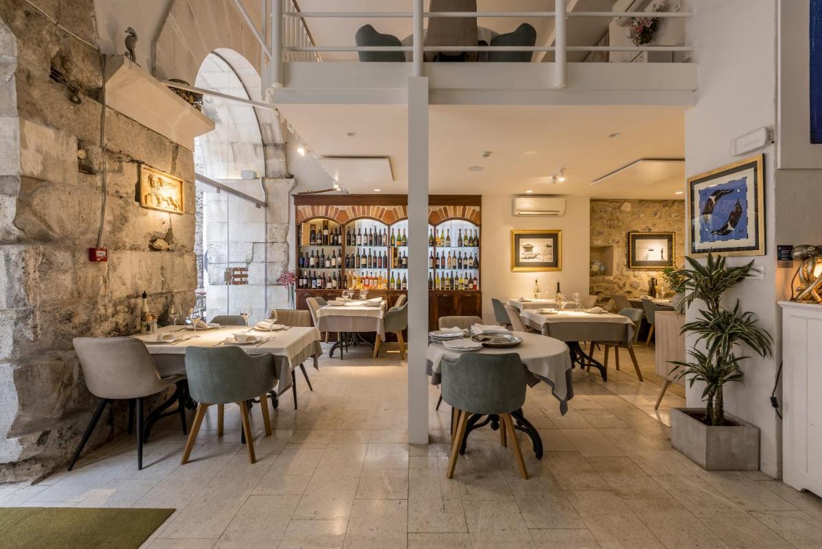 Leonis Restaurant & Rooms - Housity