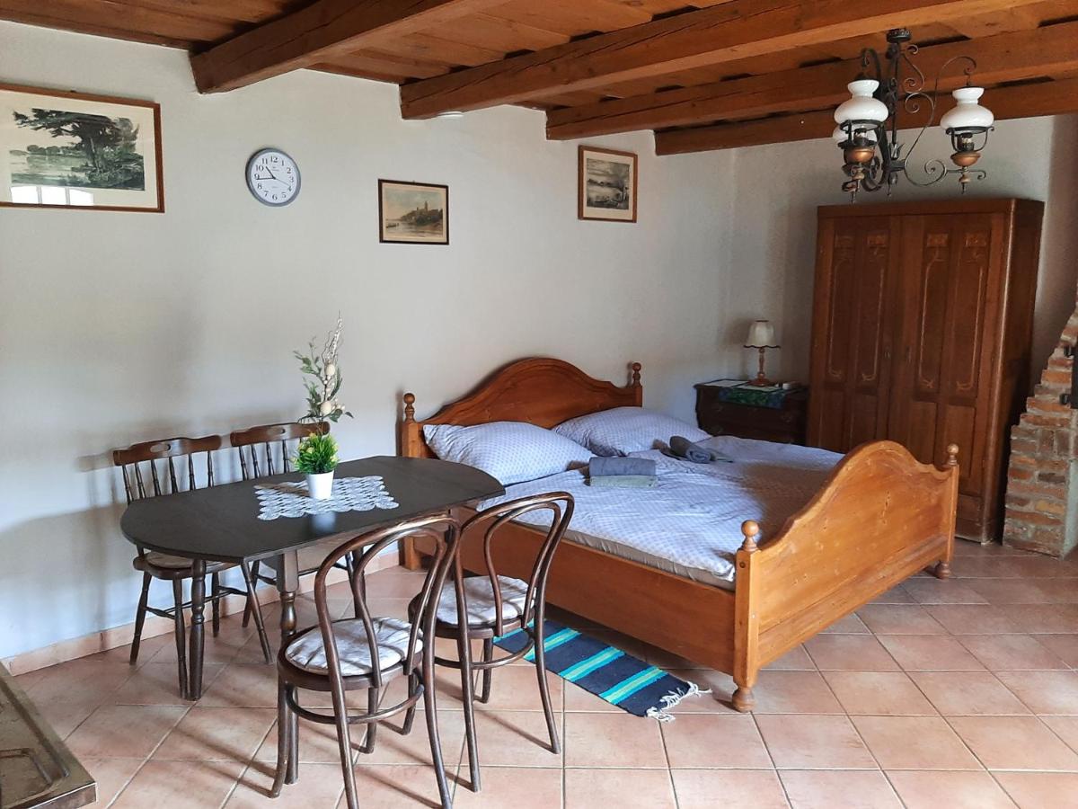 Őrségi Kastélydombi Kistücsök Vendégházak - Housity