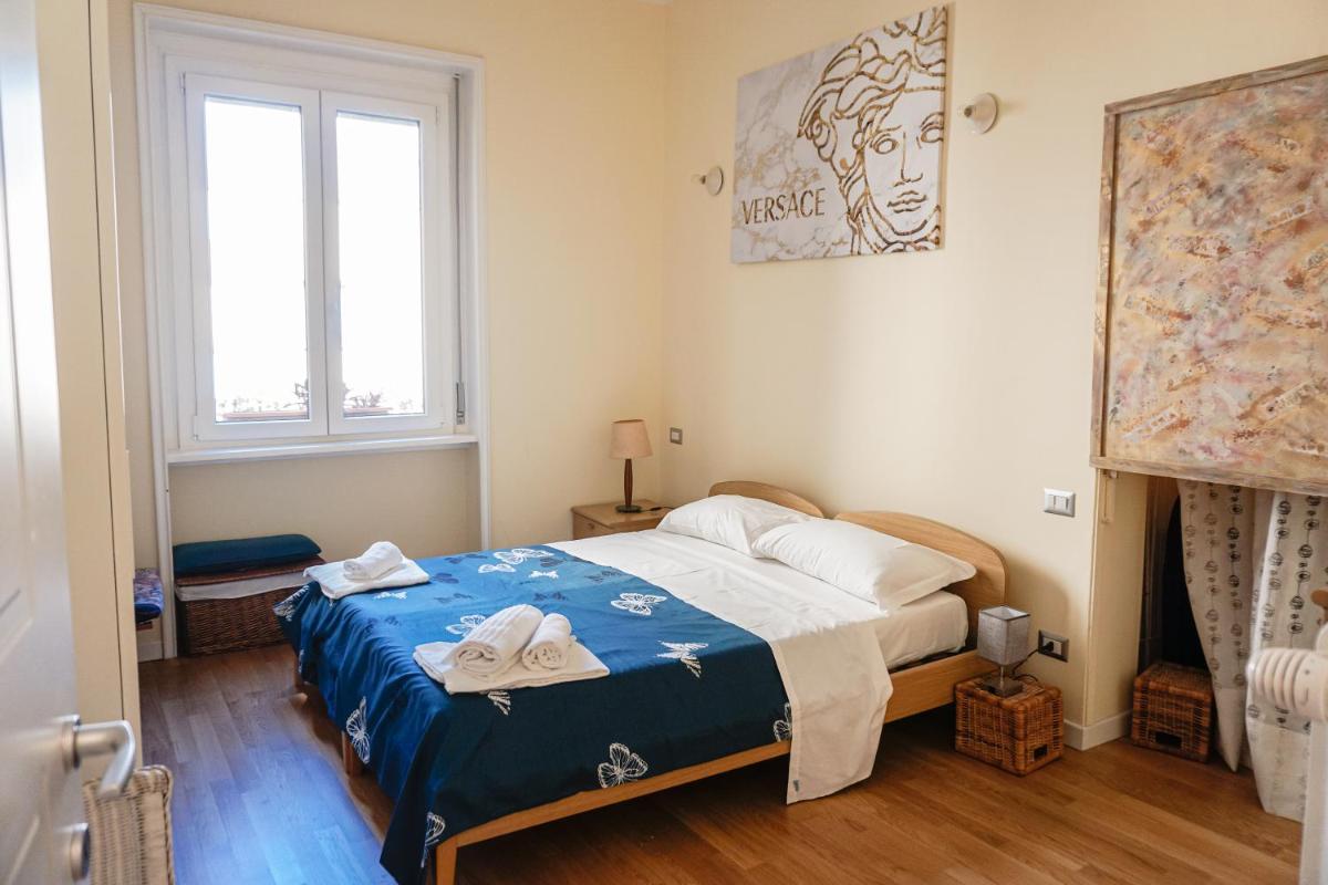 Easy Room Italy Balcony - Housity