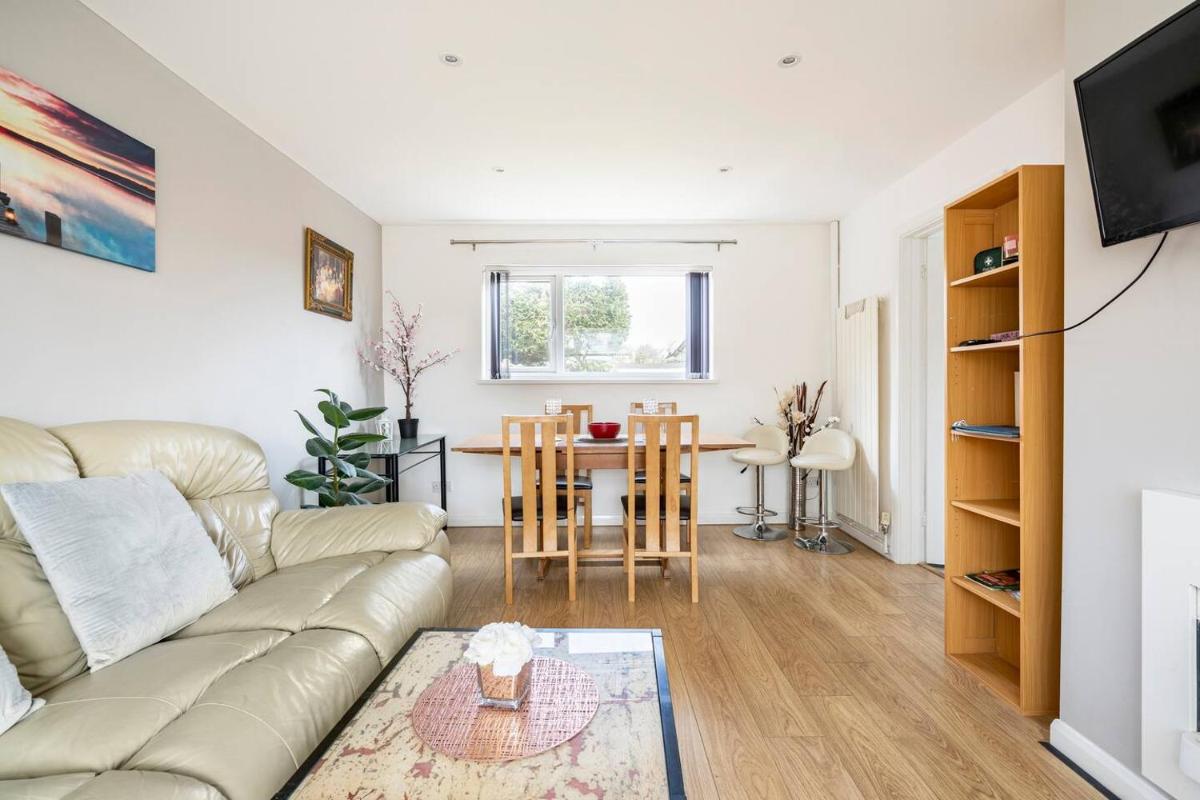Stevenage Contractors x8 New 3 bedroom House Free Wifi, Parking, Towels all inclusive & Large Garden - Housity