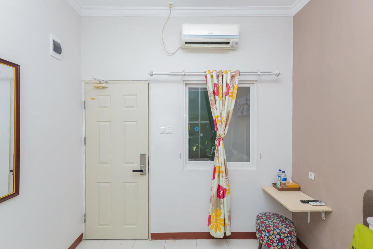 Urbanview Hotel Syariah Near Gelora Delta Sidoarjo - Housity