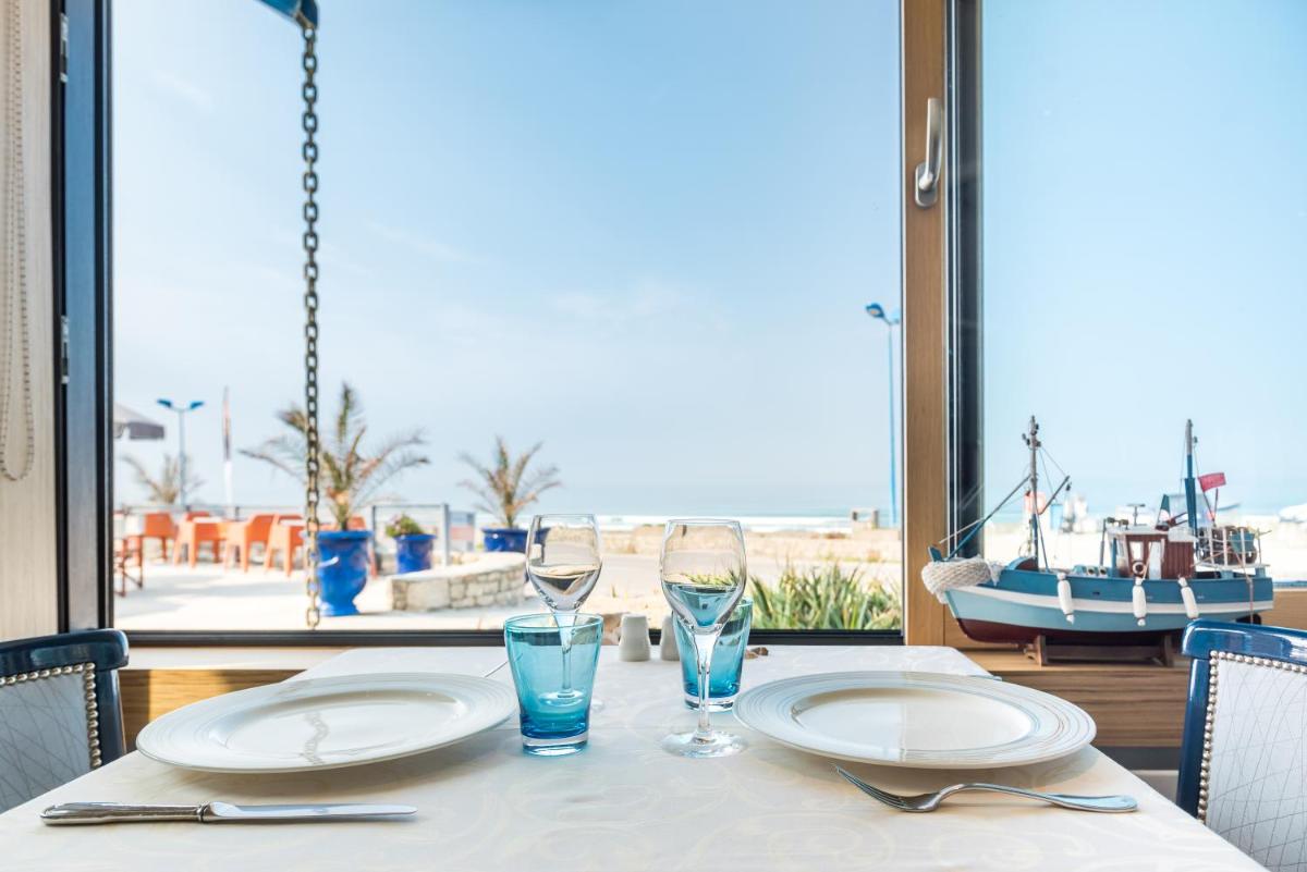 Vue générale sur la mer ou vue sur la mer prise depuis l'hôtel