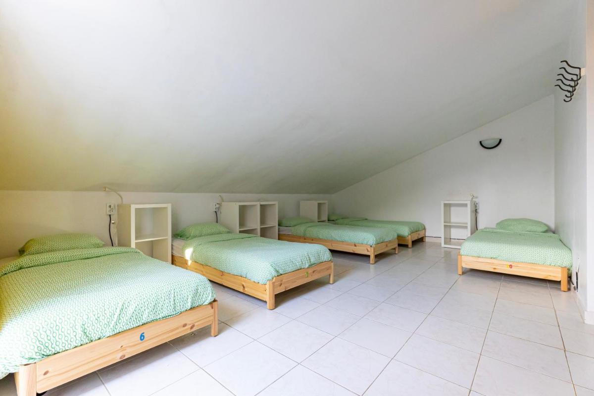 Pineapple Surf House - Housity