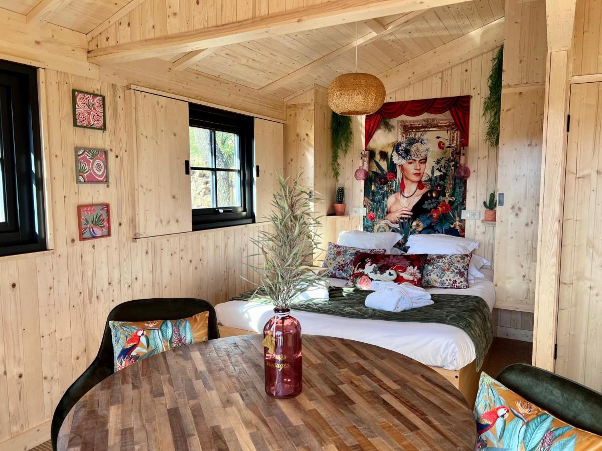 Coin salon dans l'établissement Domaine de Chalvêches Hôtel SPA 4*