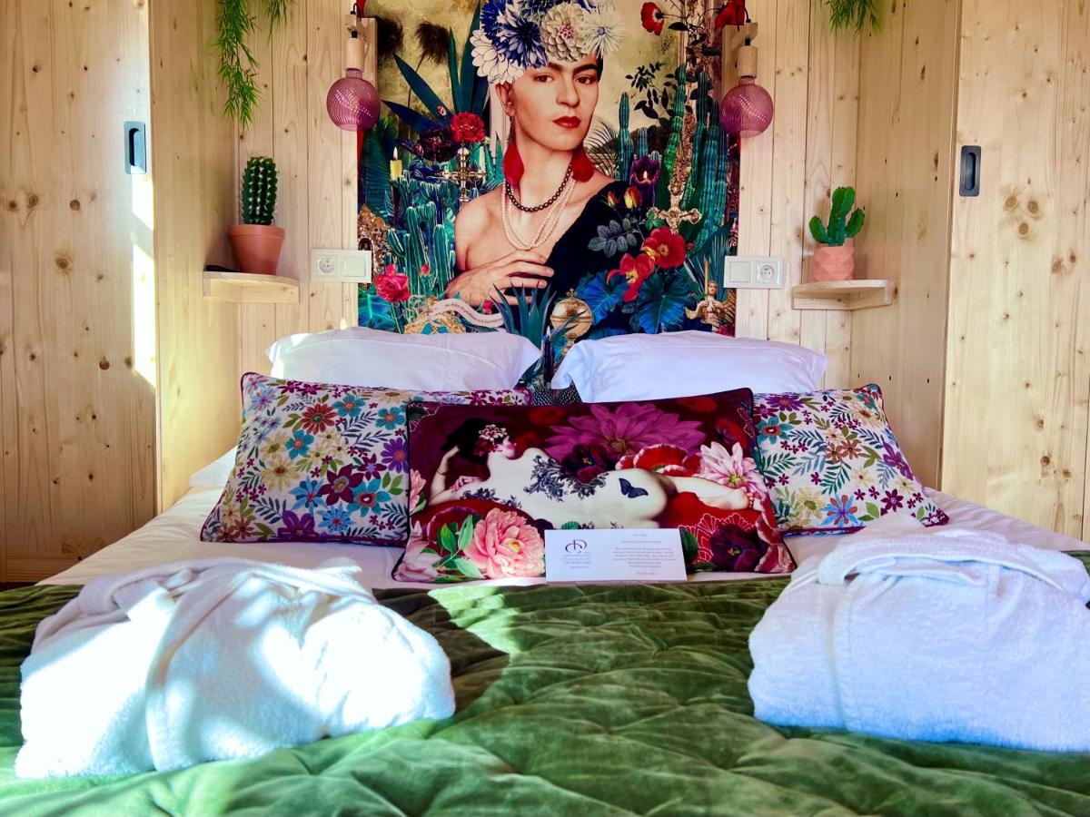Un ou plusieurs lits dans un hébergement de l'établissement Domaine de Chalvêches Hôtel SPA 4*