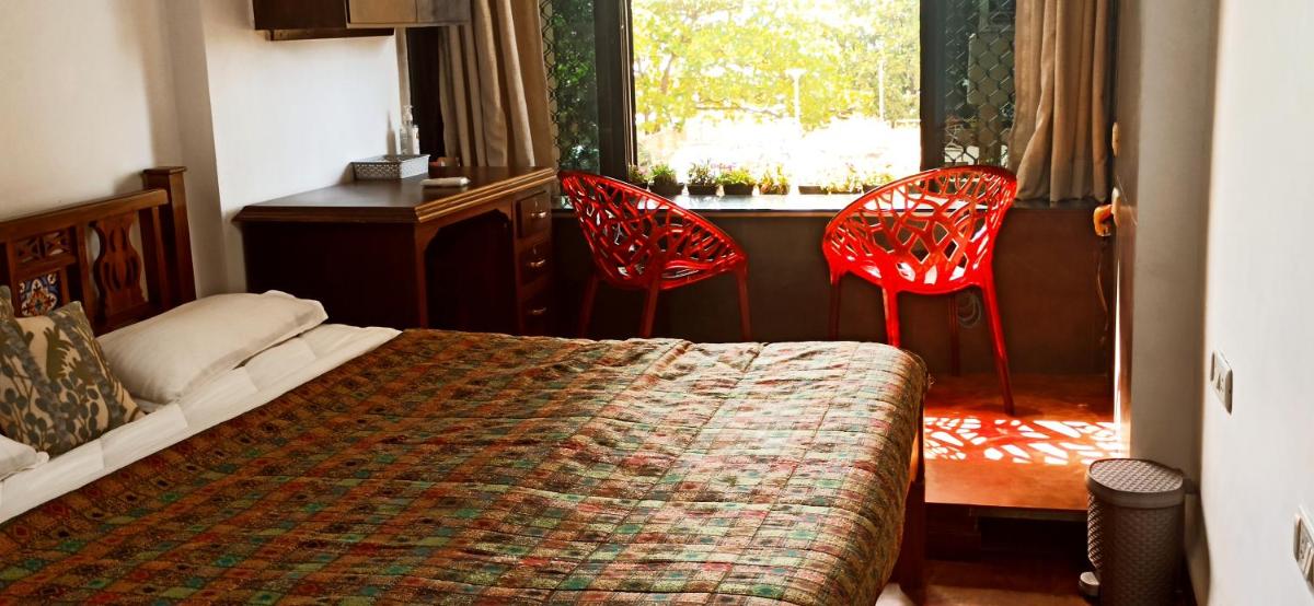 Cozy Private AC Studio by the Sea Bandstand Bandra W Mumbai nr Taj Lands End - Housity