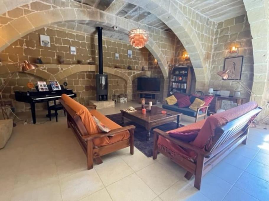 Dar Dragun: luxury 3BR bright spacious house & pool - Hizvo