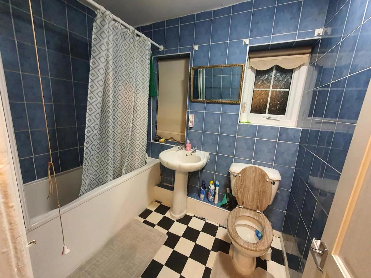 Spacious Double Bedroom WA Greater Manchester - Housity