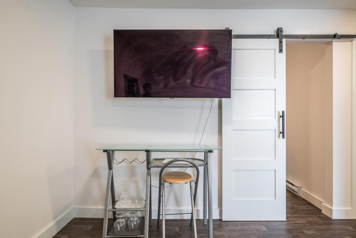 Modern Contemporary 2 Bedroom Suite - Housity
