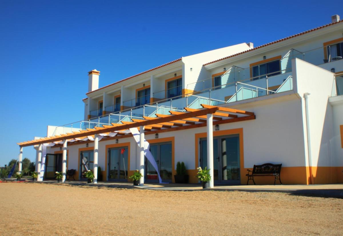 um edifício branco com uma varanda ao lado em Hotel O Gato & Spa em Odivelas