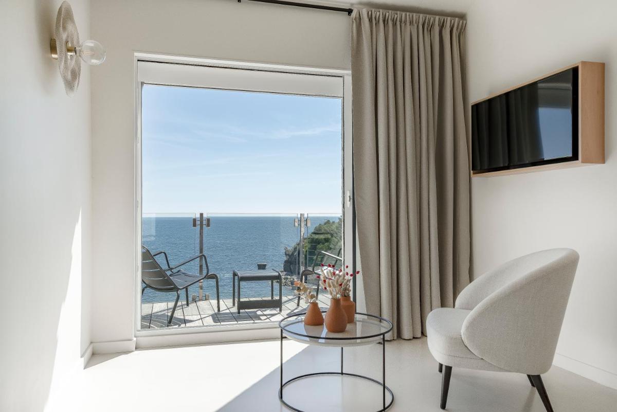 un salon avec vue sur l'océan dans l'établissement Les Elmes - Hôtel & Spa, à Banyuls-sur-Mer