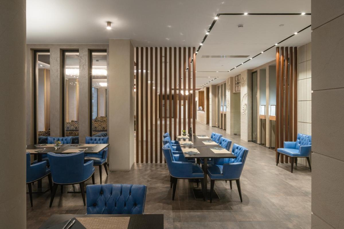 Un restaurante o sitio para comer en Boutique Hotel Élke Spa Superior