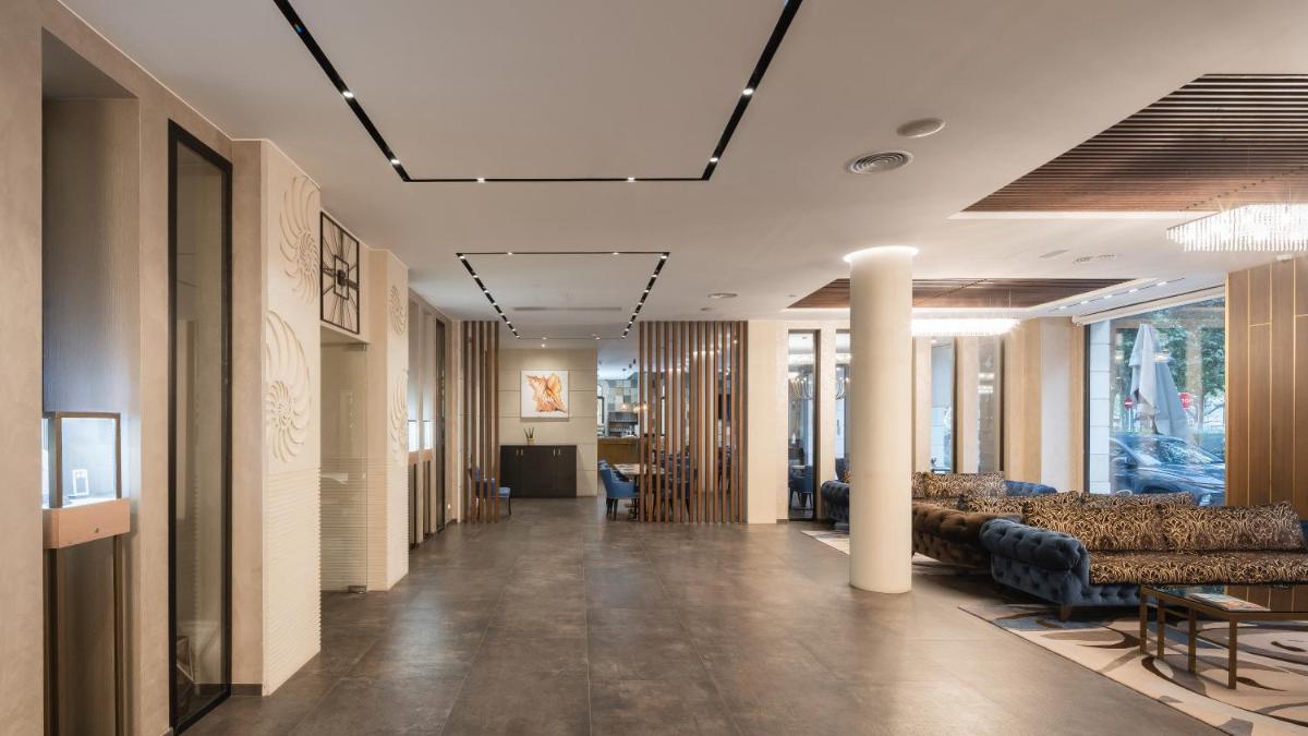 un pasillo con sofás y sillas en un edificio en Boutique Hotel Élke Spa Superior, en Sant Feliu de Guíxols 84 fotos más