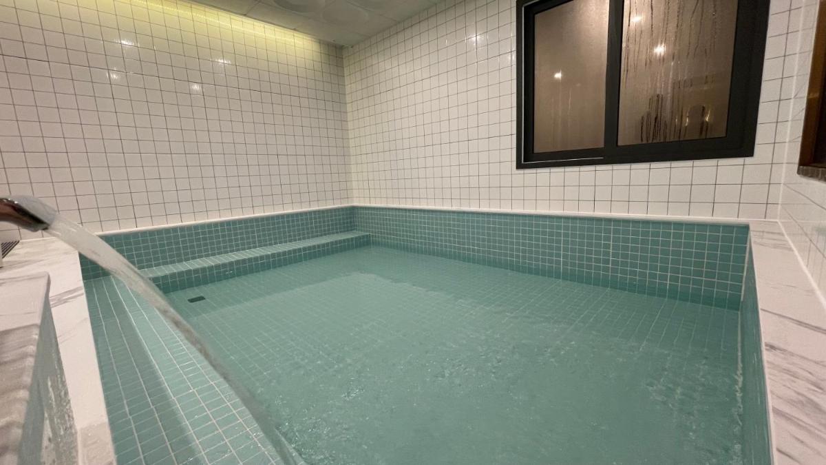 BUTTON HOTEL - Housity