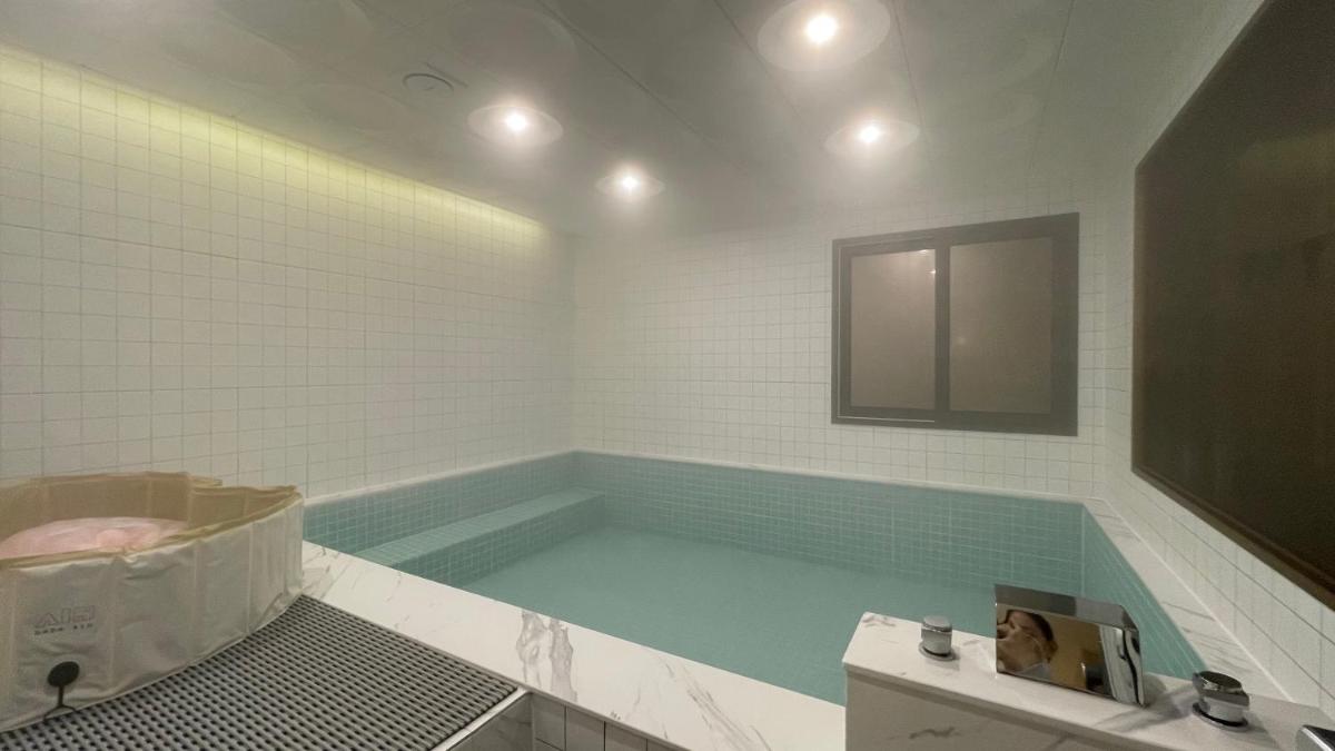 BUTTON HOTEL - Housity