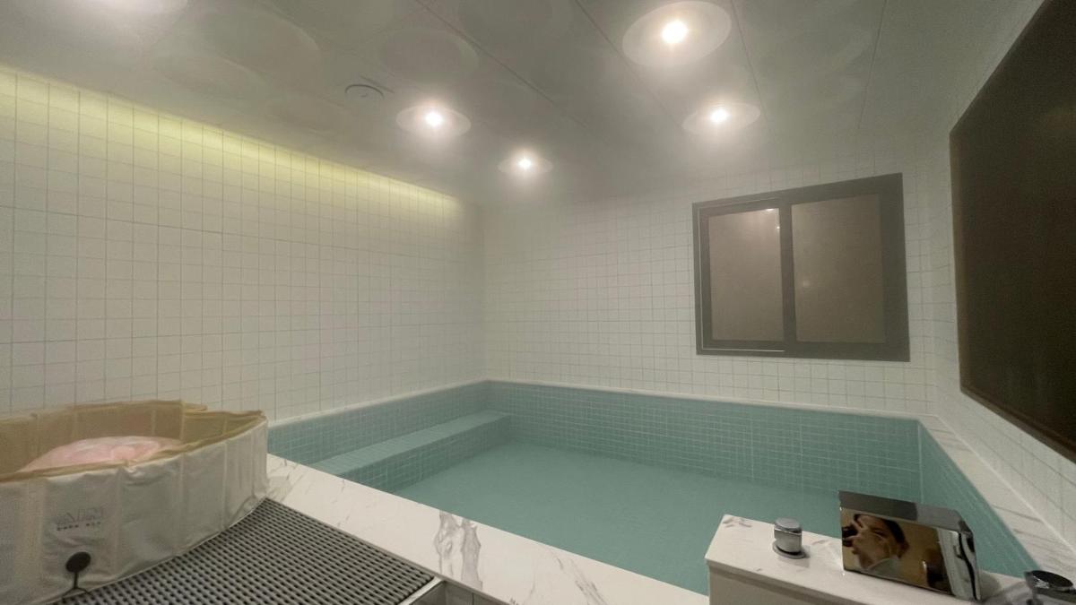 BUTTON HOTEL - Housity