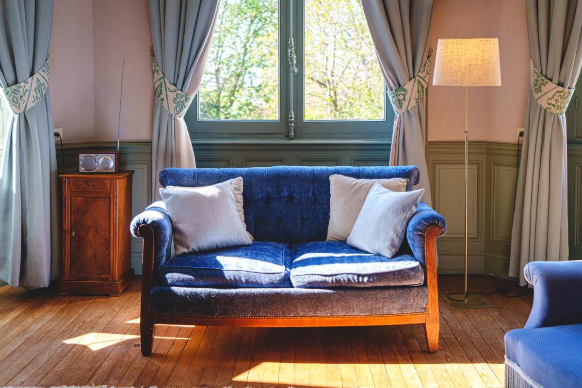 Coin salon dans l'établissement Château La Comtesse de Loire & Spa