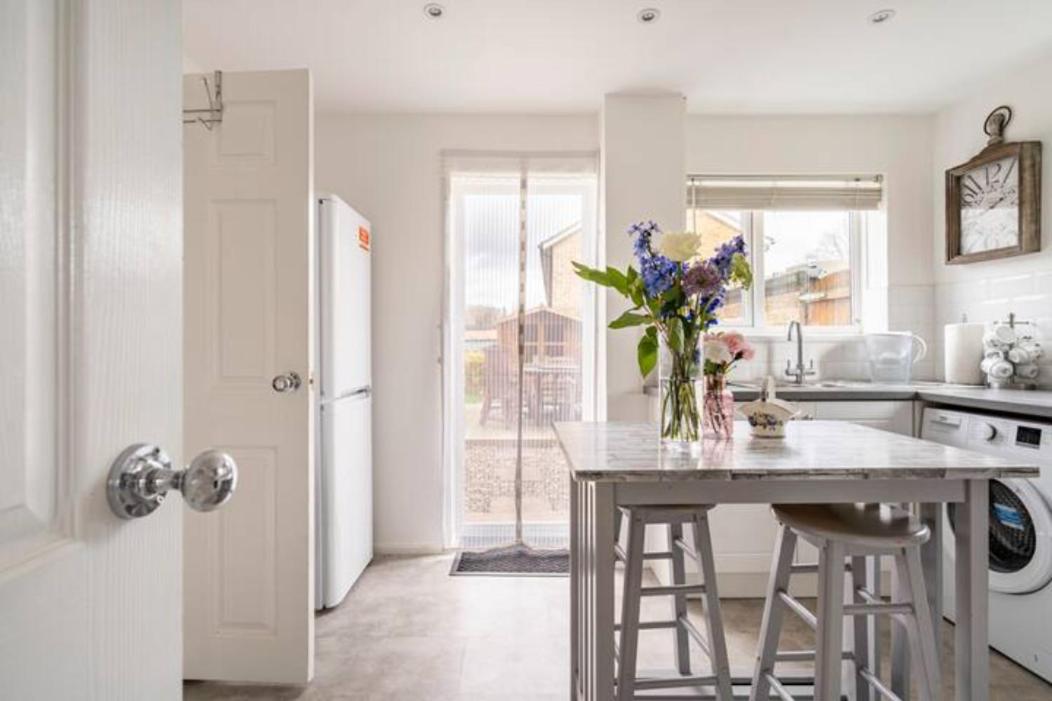 Stevenage Contractors x8 New 3 bedroom House Free Wifi, Parking, Towels all inclusive & Large Garden - Housity