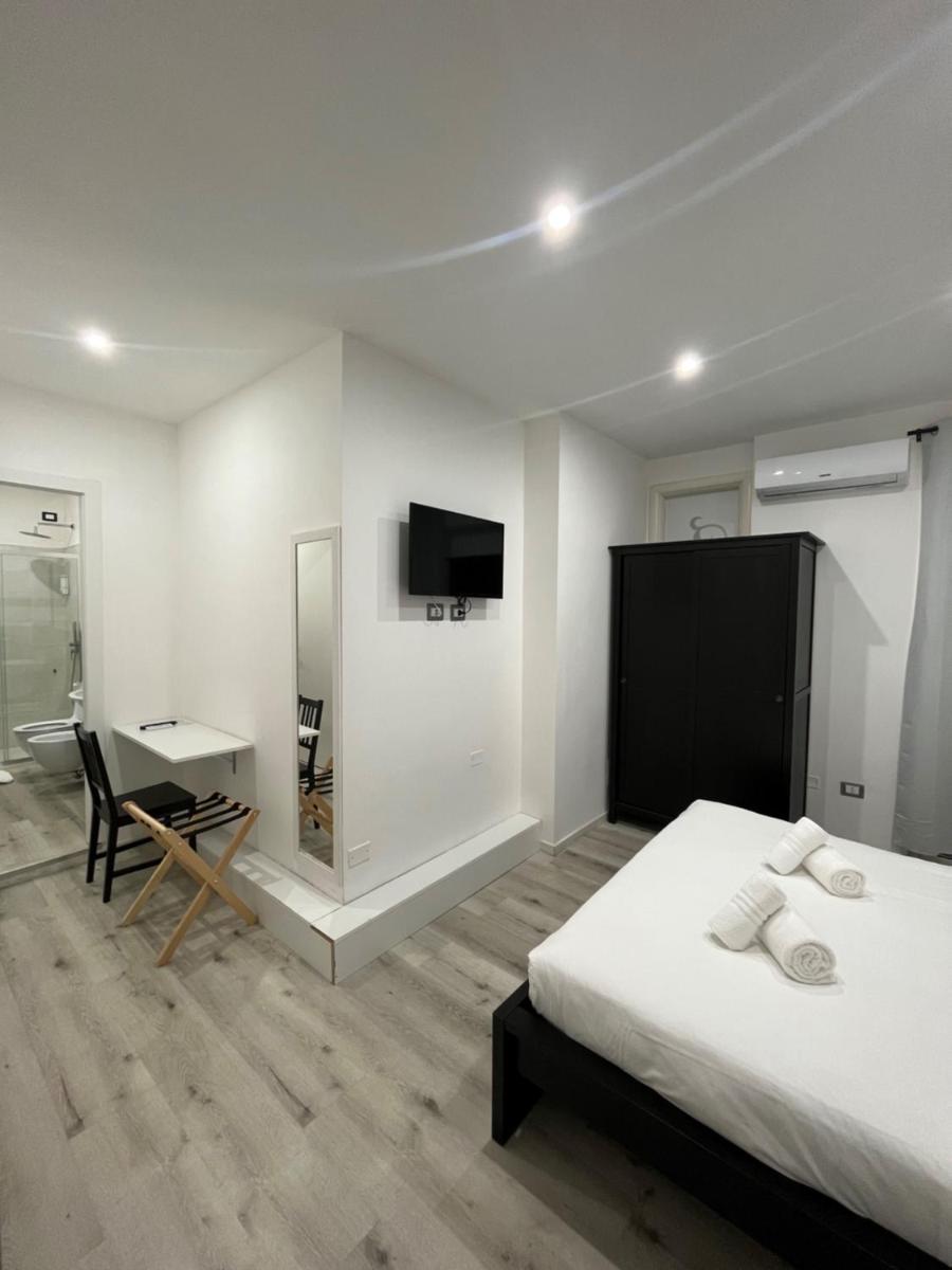 Thanit Rooms - Housity