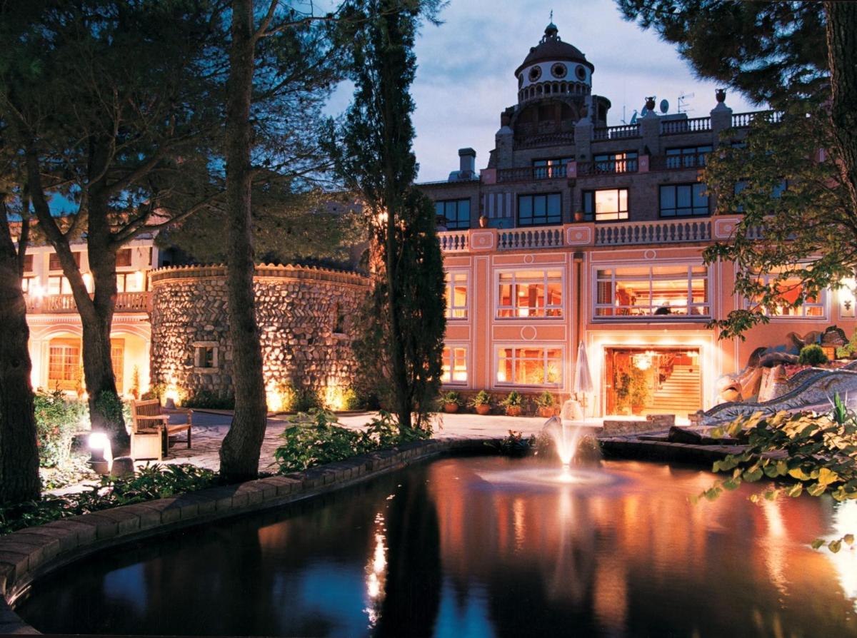 un gran edificio con un estanque frente a él en Termes Montbrio Hotel & Spa, en Montbrió del Camp