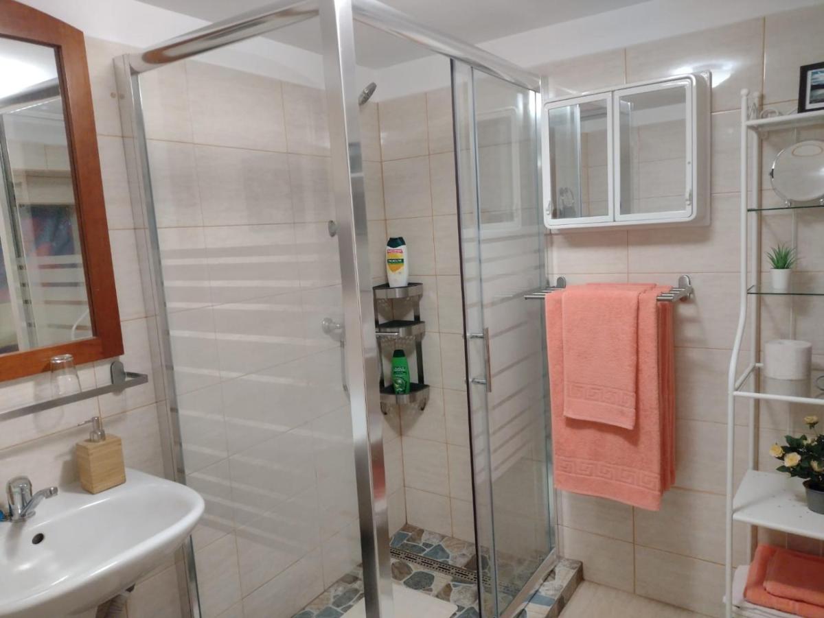 Roca House - Housity