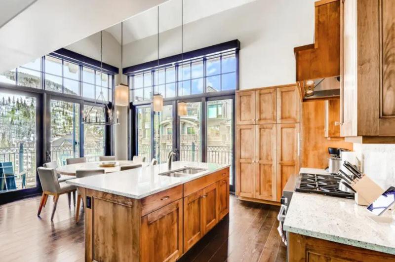 3 Bedroom Luxury Residence In Lionshead Village - Mere Steps To Eagle Bahn Gondola - Housity