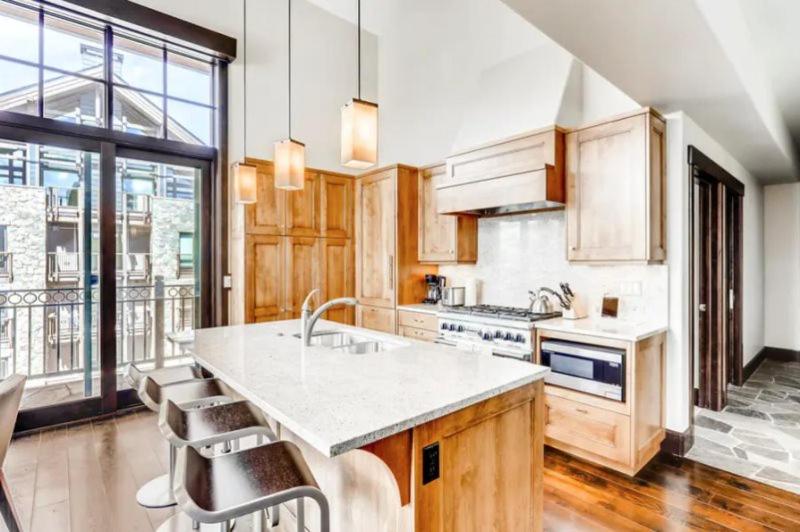 3 Bedroom Luxury Residence In Lionshead Village - Mere Steps To Eagle Bahn Gondola - Housity