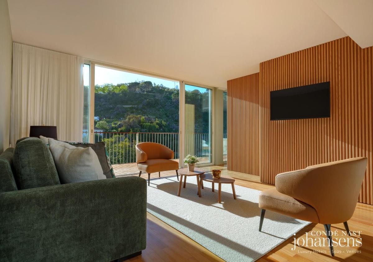 uma sala de estar com um sofá e uma TV em Pure Monchique Hotel - Villa Termal Spa Resort - by Unlock Hotels em Monchique