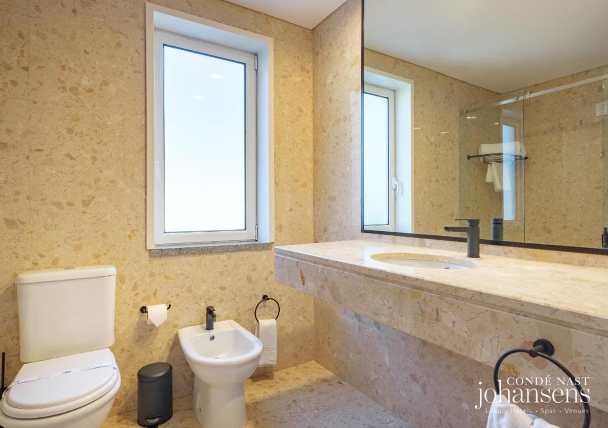 Uma casa de banho em Pure Monchique Hotel - Villa Termal Spa Resort - by Unlock Hotels