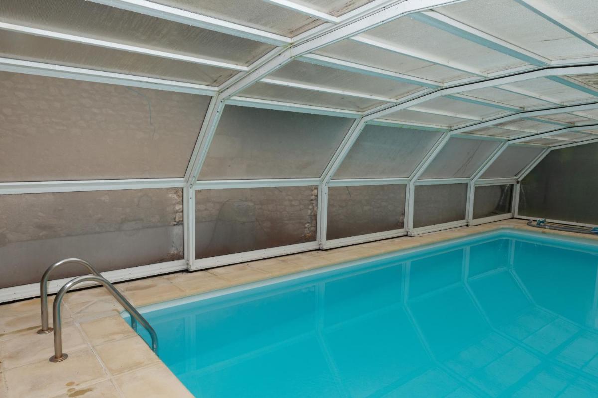 Spacious house in a wooded park enclosed by walls and its swimming pool - Housity