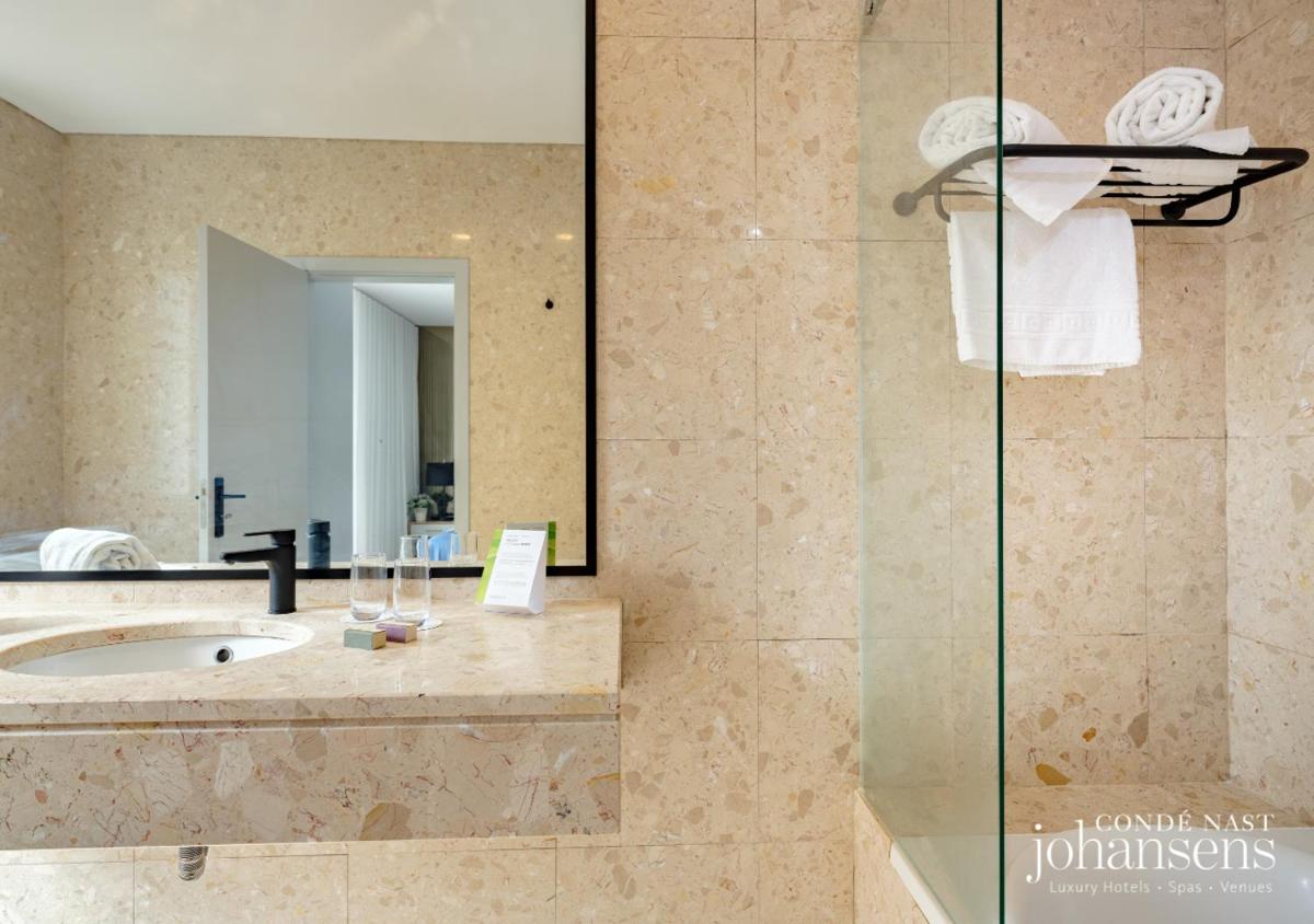 Uma casa de banho em Pure Monchique Hotel - Villa Termal Spa Resort - by Unlock Hotels