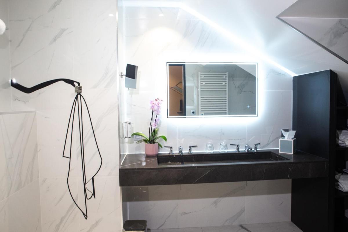 Salle de bains dans l'établissement Hôtel Dress Code