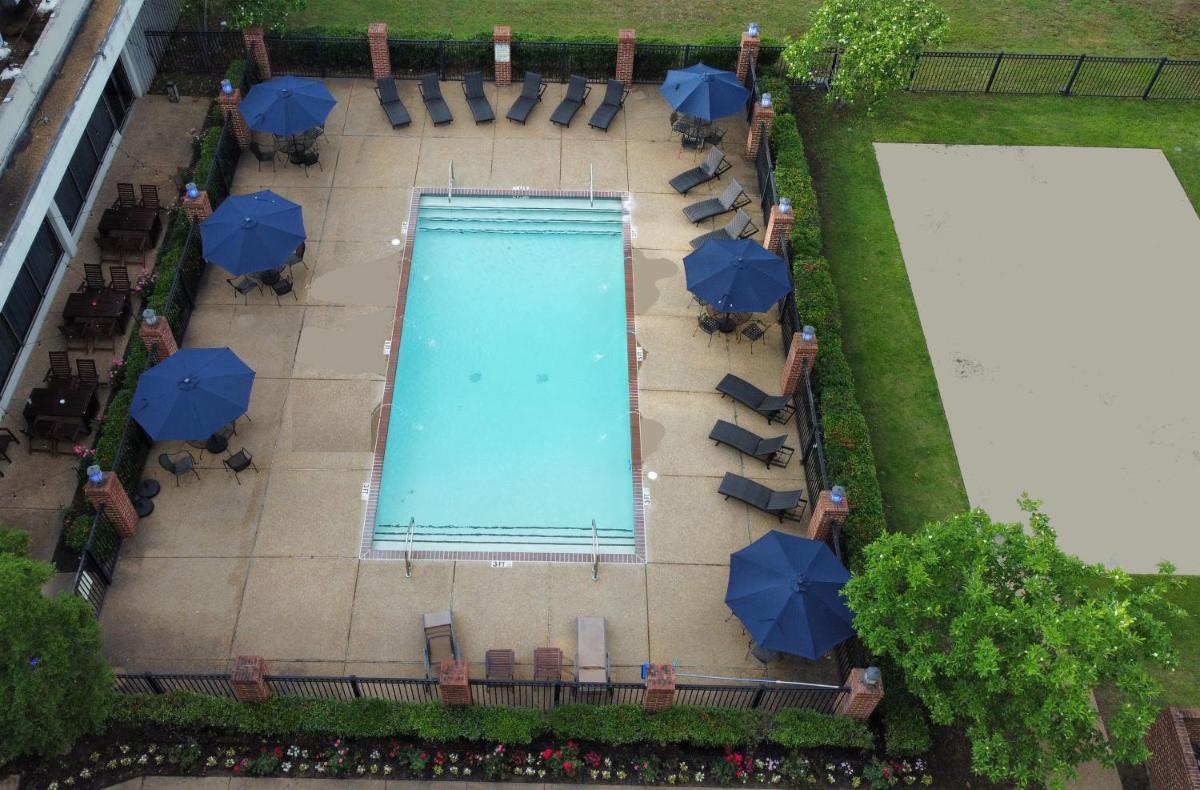 Historic Whispering Woods Hotel & Conference Center - Housity