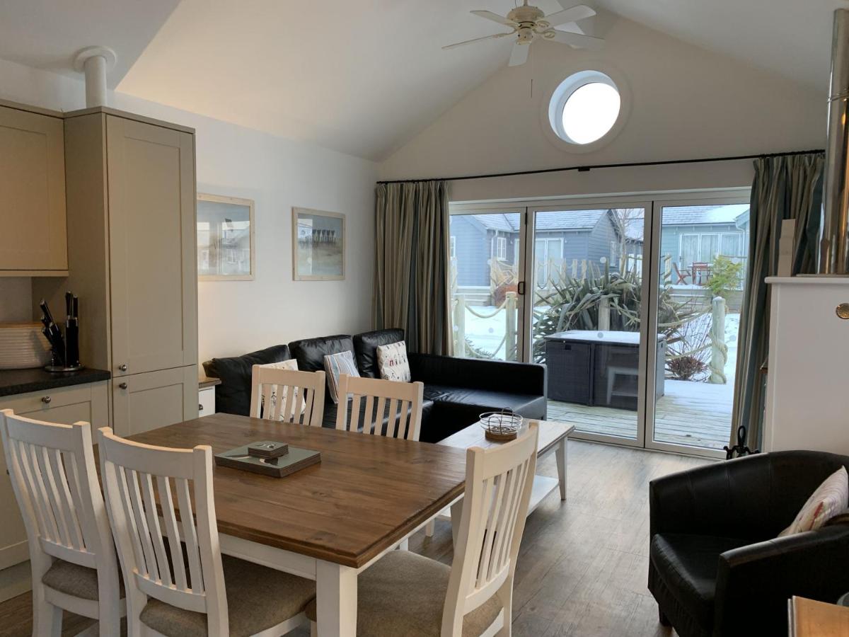 Sea Urchins beach house at The Bay Filey, sleeps 4-5, 2 dogs welcome for free too - Housity