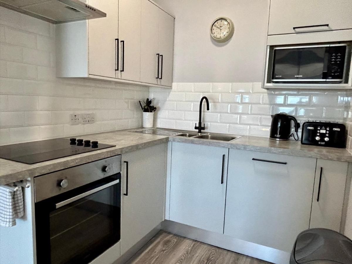 Clifton Seafront Apartments - Sandown, Isle of Wight - FREE CAR FERRY - Housity