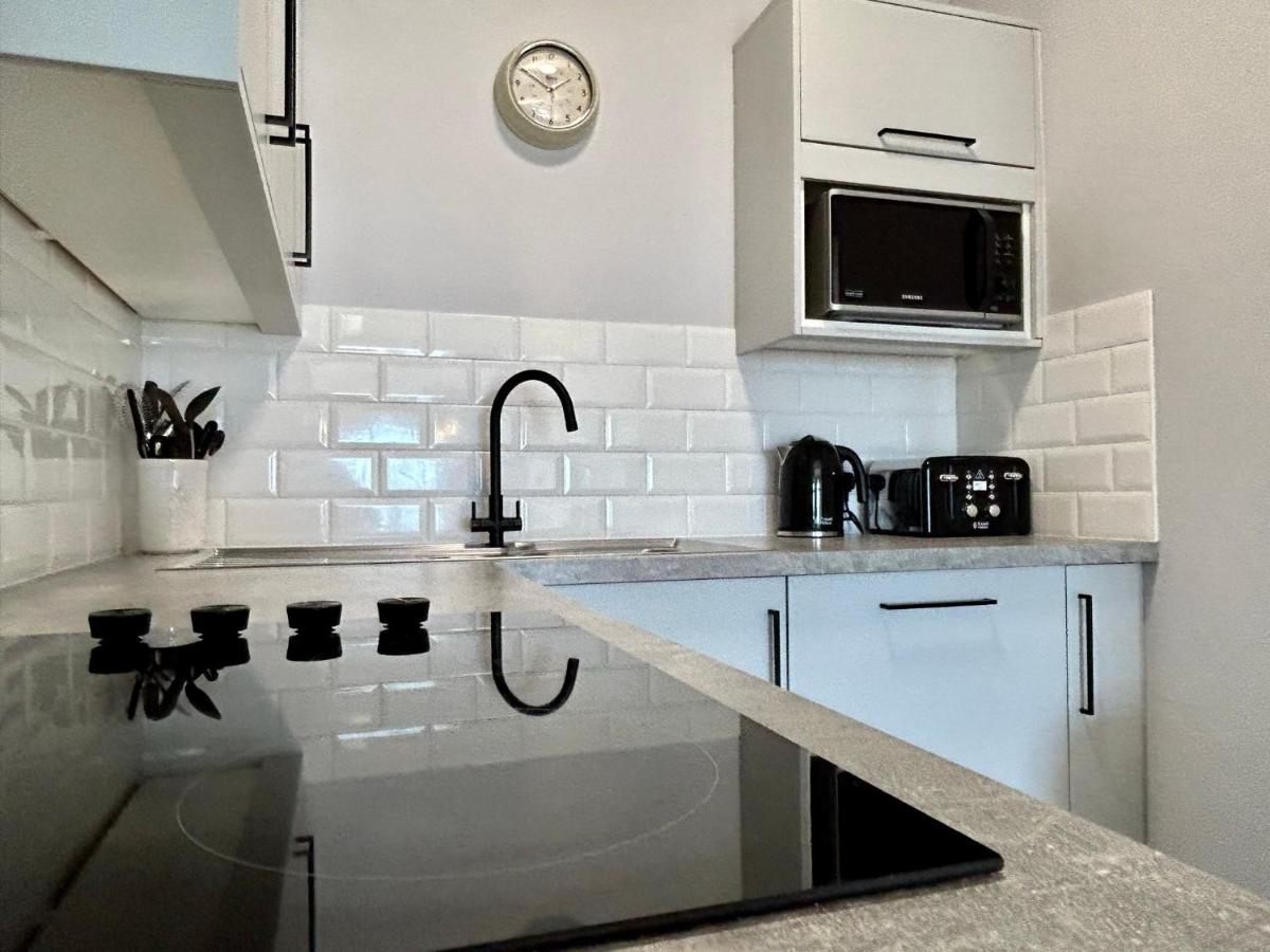 Clifton Seafront Apartments - Sandown, Isle of Wight - FREE CAR FERRY - Housity