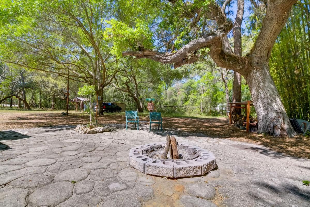 Fire Pit & Boat Dock: Peaceful Dunnellon Cabin! - Housity