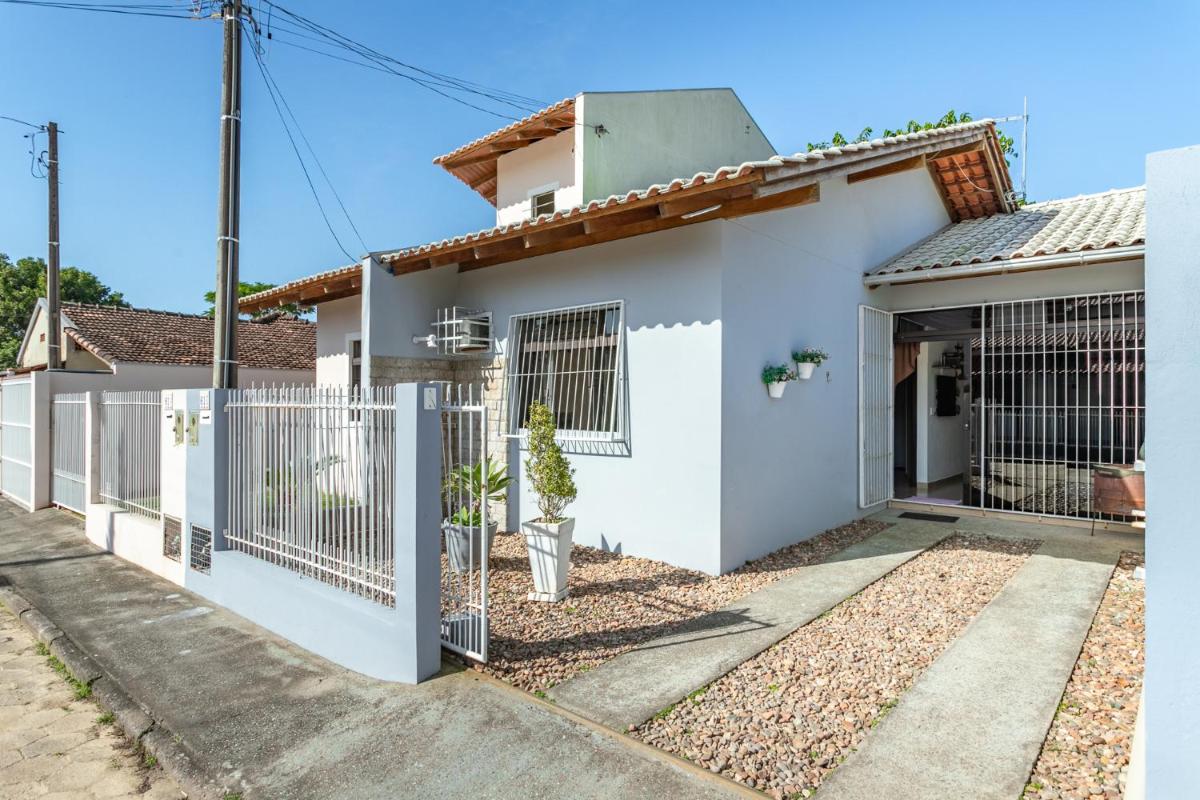 Linda casa a 150m da praia e prox ao Beto Carrero - Housity
