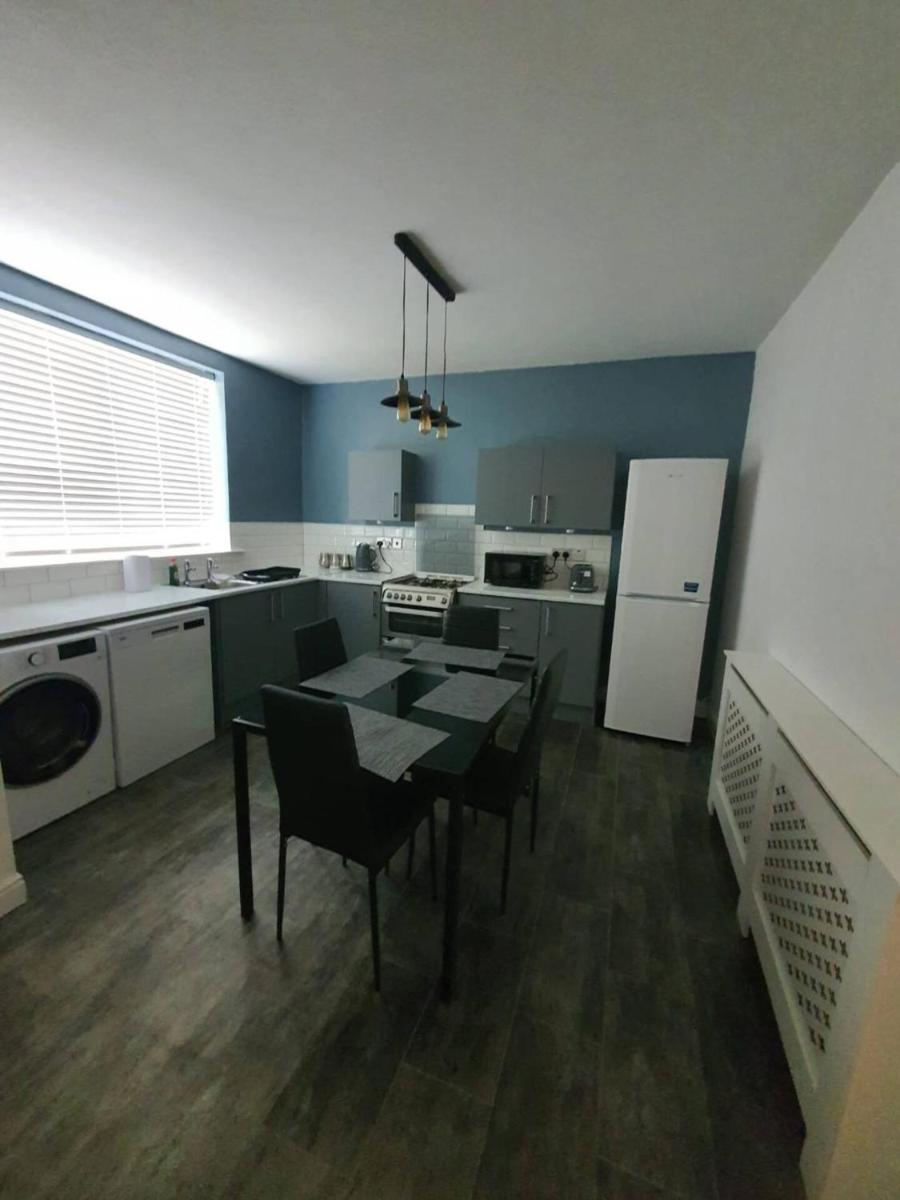Double- bed GL2 Middleton Manchester - Housity