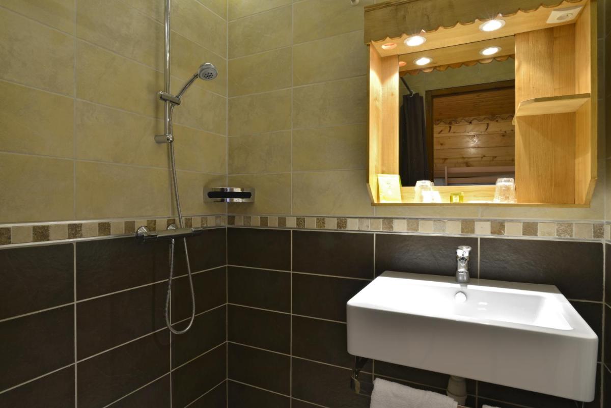 Salle de bains dans l'établissement Hotel Le Ferraillon
